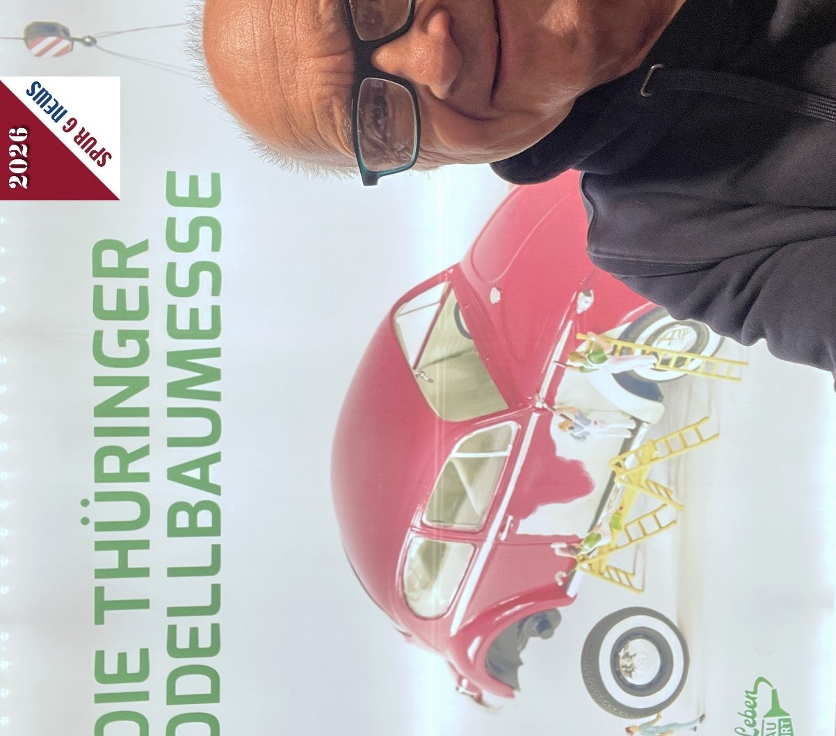 Abschluss Selfie vor dem gro�en Banner f�r die Th�ringer Modellbaumesse in Erfurt. Der Termin in 2027 kolliediert derzeit mit der Spielwarenmesse in N�rnberg. Da aber im Eisenbahnsektor in N�rnberg 2027 sicherlich nur wenig geboten wird, besuche ich f�r die Spur G News und das Spur G Magazin lieber die Messe in Erfurt. Mal sehen wie der Termin der Messe in Dresden 2027 festgelegt wird. Derzeit steht nur "Februar" auf dem Messekalender Dresden. 
