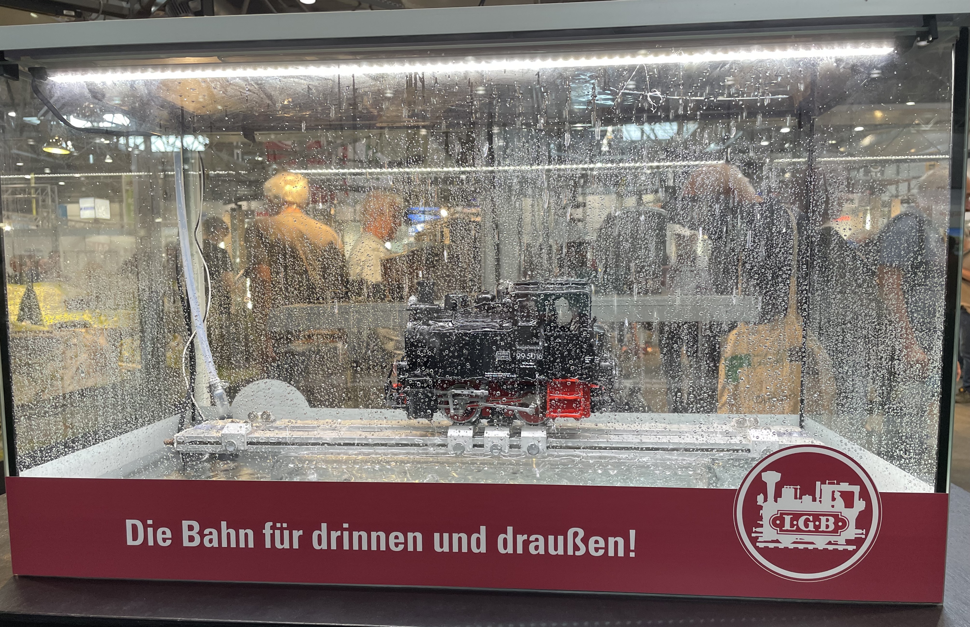 Ganz was Neues auf dem LGB Stand - aber doch nicht ganz neu! Das Aquarium, mit Beregnung von oben, soll zeigen das die LGB Bahn Wetter, ja sogar wasserfest ist. 