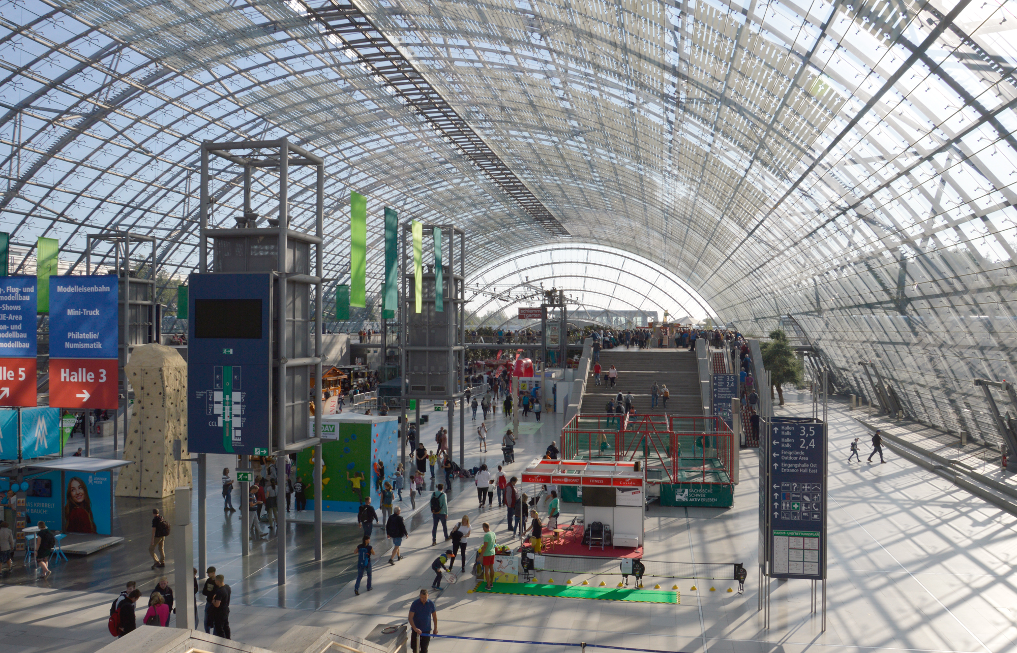 Bild aus der Glashalle auf der Messe Leipzig: Hobbymesse. Hier stehen die Besucher schon an um dann pnktlich um 10:00 Uhr die Stnde zu besuchen. 