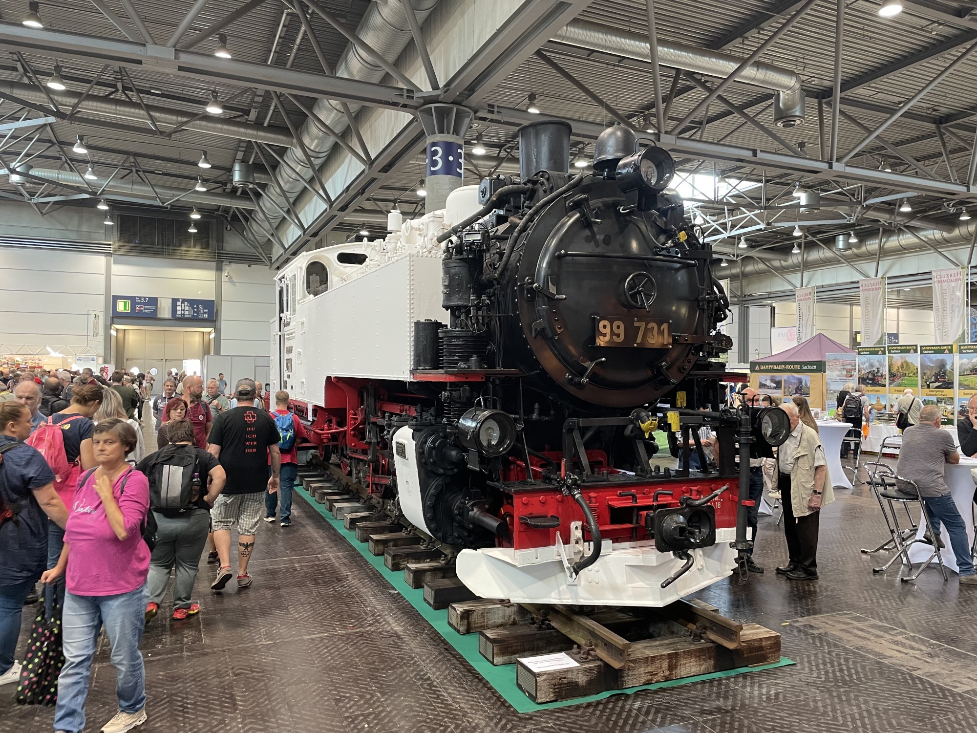 Auch das Original der SOEG Dampflok im "Hochzeiteskleid" war auf der Messe ausgestellt. Wie immer dicht umlagert. 