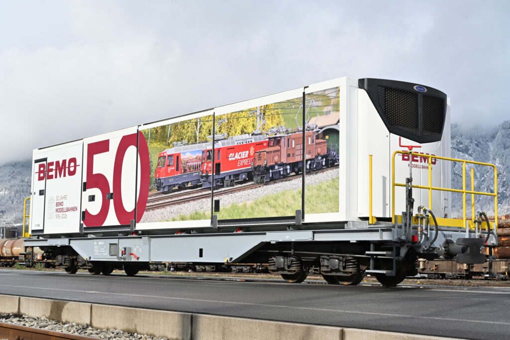Neben den Coop, Traveco, VOLG und REPower gibt es nun zum 50j�hrigen Jubil�um von BEMO - Modellbahnhersteller - den passenden Werbecontainer mit Containertragwagen GW-2-10016. 
