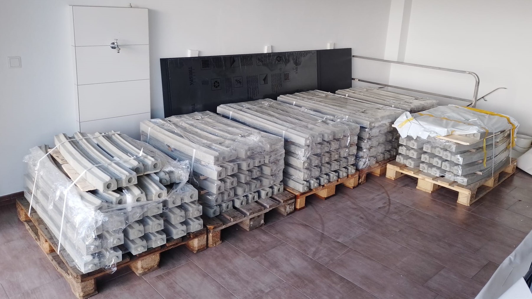 Die Betonteile von MK Modells wurden bereits angeliefert. 110 Teile (Gerade, Kurven und Weichen) waren in der Garage zwischen gelagert. 