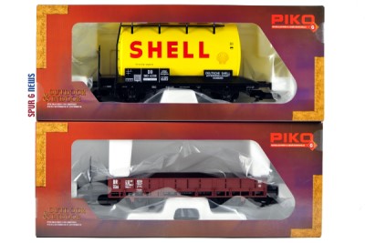 Shell Kesselwagen 37915 und DR Niederbordwagen 37904 von PIKO