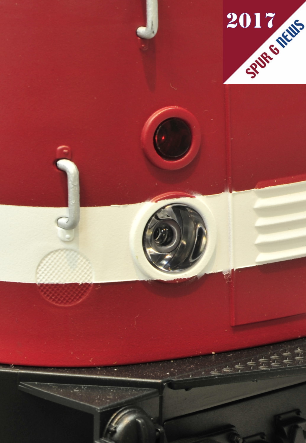 Am Handmuster ist die neue Lampenform des Fahrscheinwerfers der BR 118 zu erkennen. Der Farbauftrag um den Lampenring und an der umlaufenden Binde wird am Endprodukt besser lackiert. 