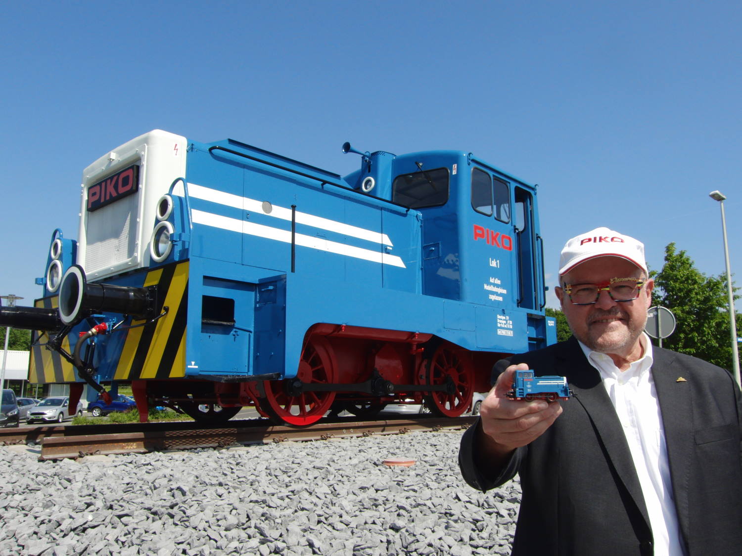 Am Ende der Einweihungsfeier der PIKO Kreisel-Lok stellte sich Herr Dr. Ren F Wilfer mit dem H0 Modell in der Hand vor die groe Lok.