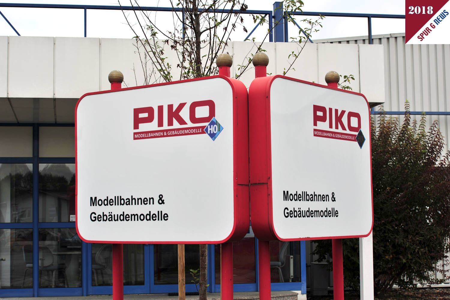 Eingangsschild vor dem PIKO Werk in Sonneberg: Modellbahnen & Gebudemodell. Vielleicht wird ja zum Jubilum 2019 nicht nur der H0 Sektor auf dem Schild gezeigt sonder wie im Shop alle Spurweiten "G", "H0", "TT" und "N". Wrde mich freuen!  