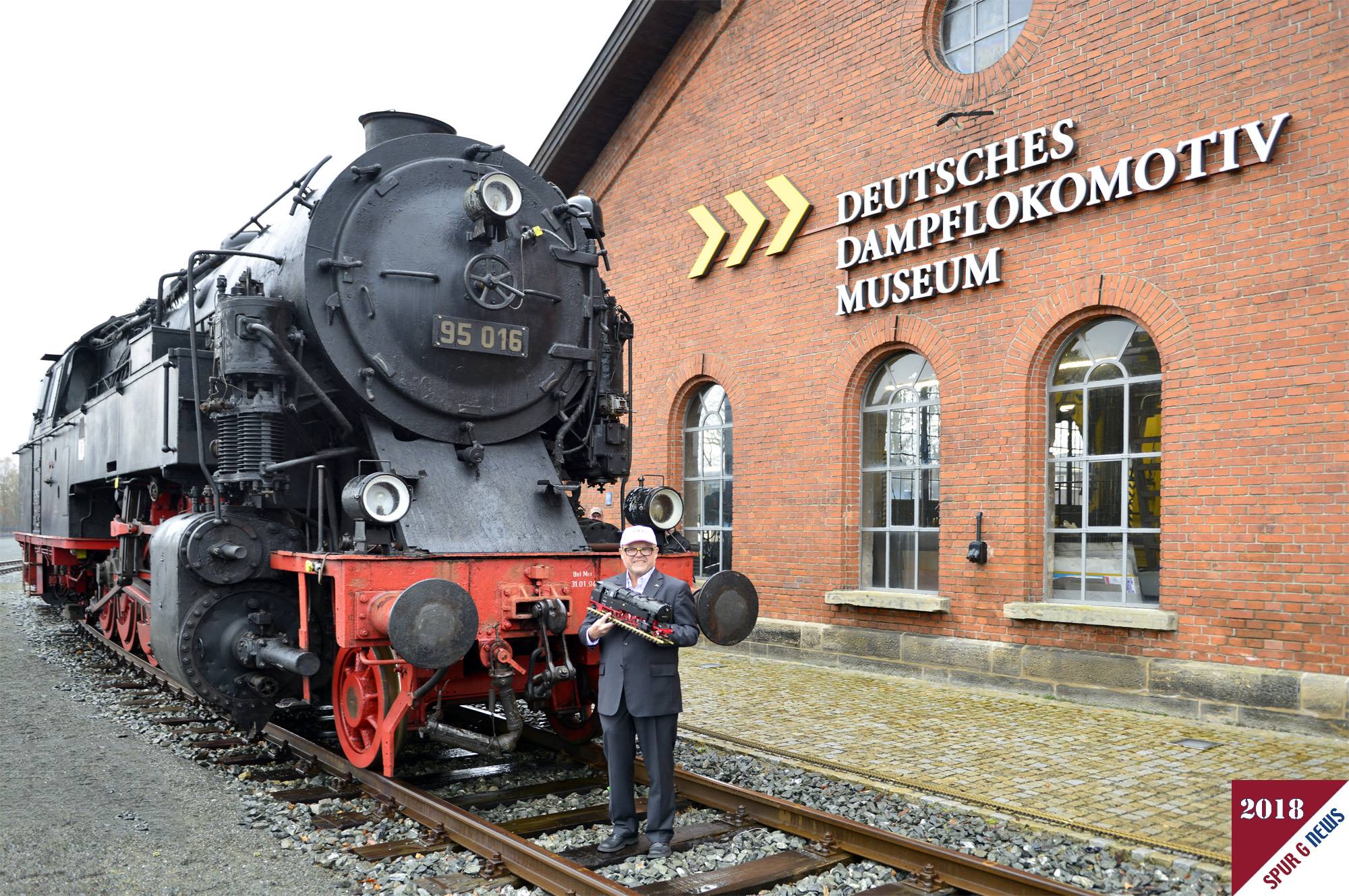 Eine Lokomotive der Baureihe 95 aus der Serienfertigung hielt Herr Dr. Ren F. Wilfer stolz zur Prsentation vor dem Original in Hnden. 