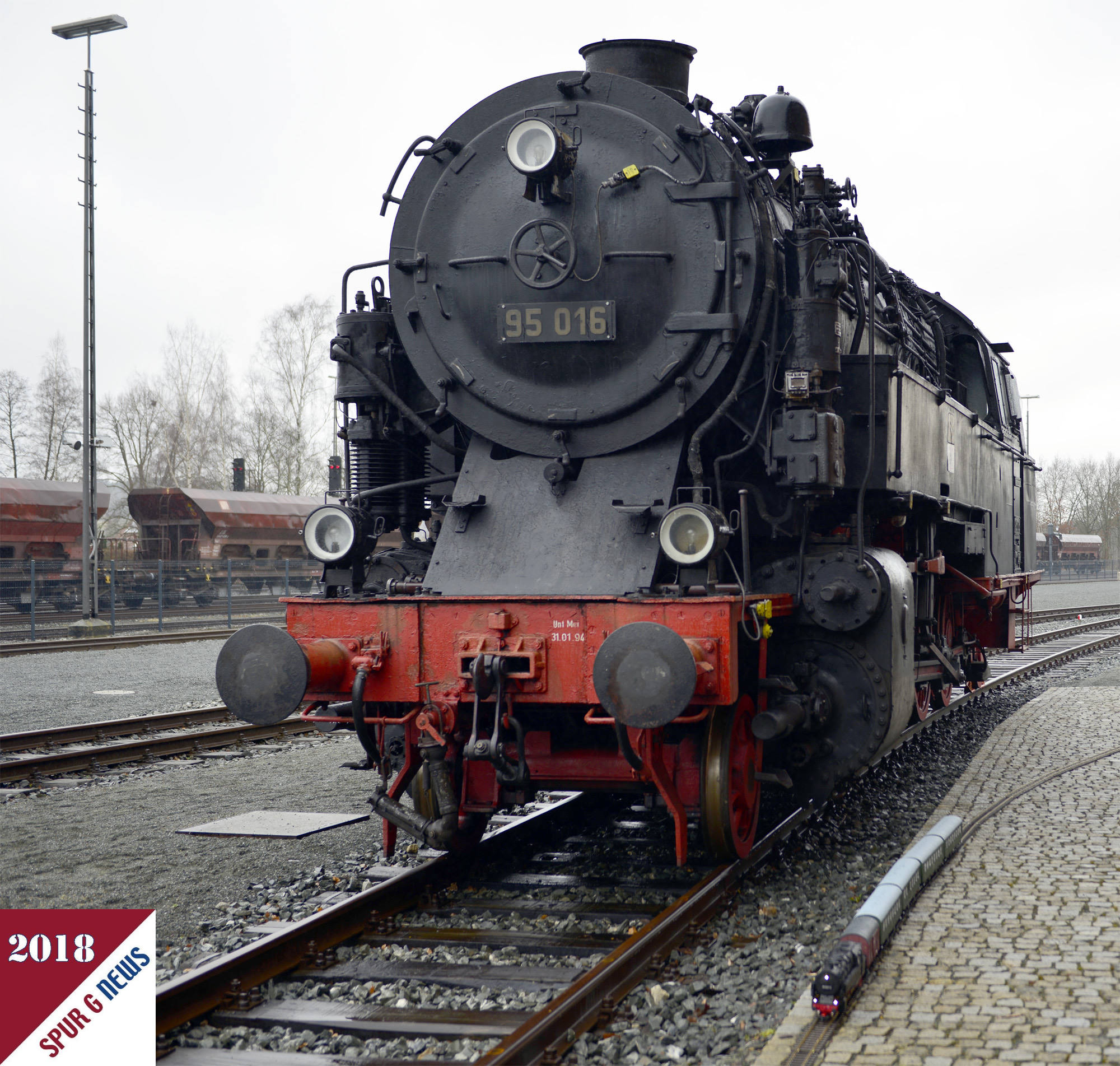 Originallokomotive BR 95 016 und Gartenbahnlokomotive BR 95 1027-2 von PIKO mit stilgerechtem Gter- und Personenzug auf den Gartenbahngleisen. 