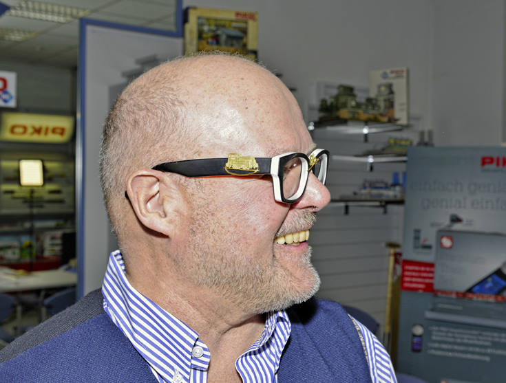 Neue Brille von Dr. René F. Wilfer, Chef von PIKO Sonneberg. Gestell außen in Schwarz, Innenrahmen weiß, Bügel Schwarz mit Goldapplikation mit dem Thema Kreisellok. 