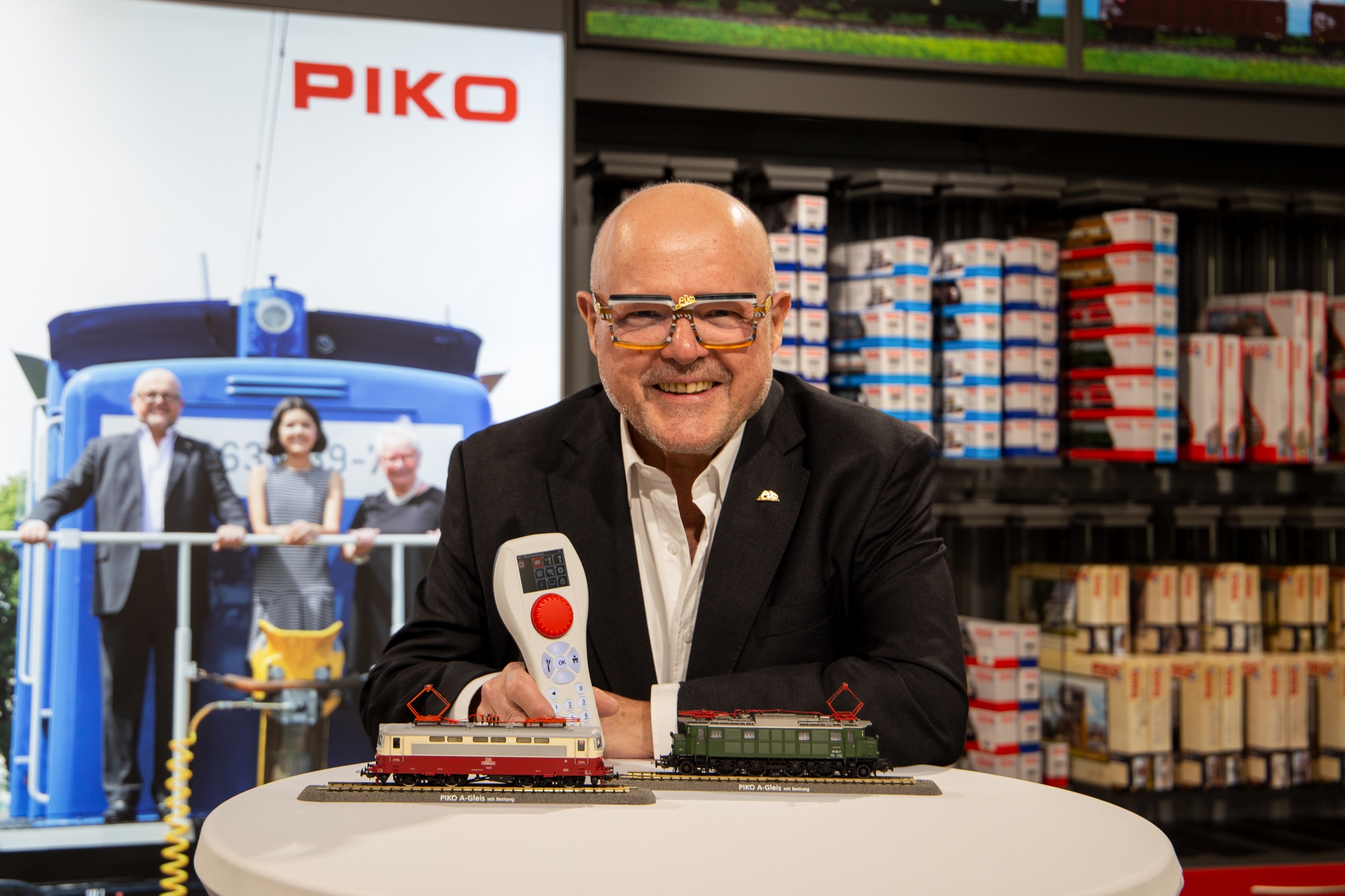 PIKO Inhaber, Herr Dr. René F. Wilfer, präsentiert erste Muster von 2023er H0 Neuheiten sowie die neue Digitalsteuerung PIKO SmartControlWLAN