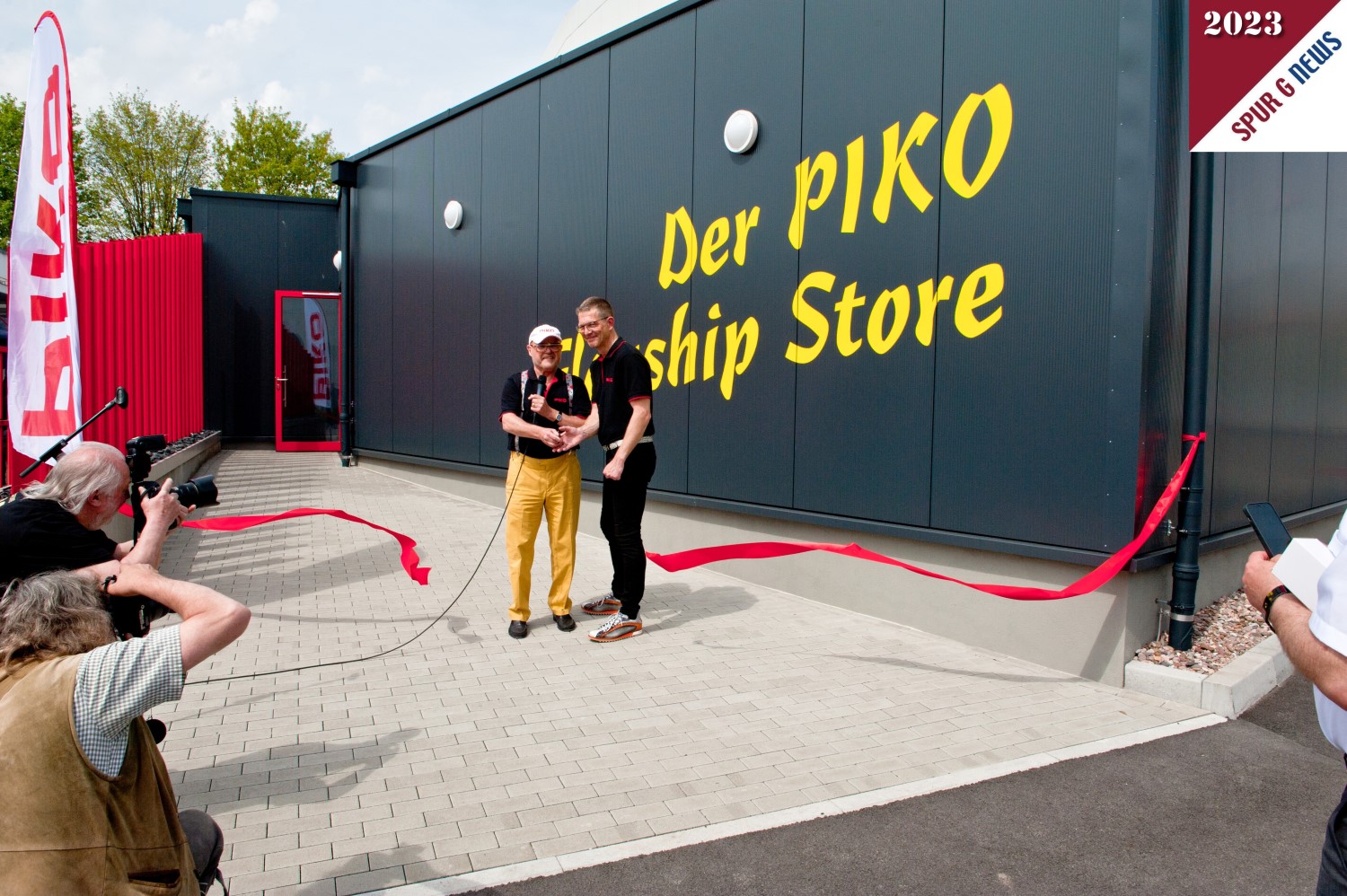 Nun ist das rote Band durchtrennt und der PIKO Flagship Store in Sonneberg durch Herrn Dr. René F. Wilfer - links im Bild - und den neuen Leiter, Herrn Sascha Eberhardt, - rechts im Bild, eröffnet. Tausendmal fotografiert und sicherlich auch gepostet. 