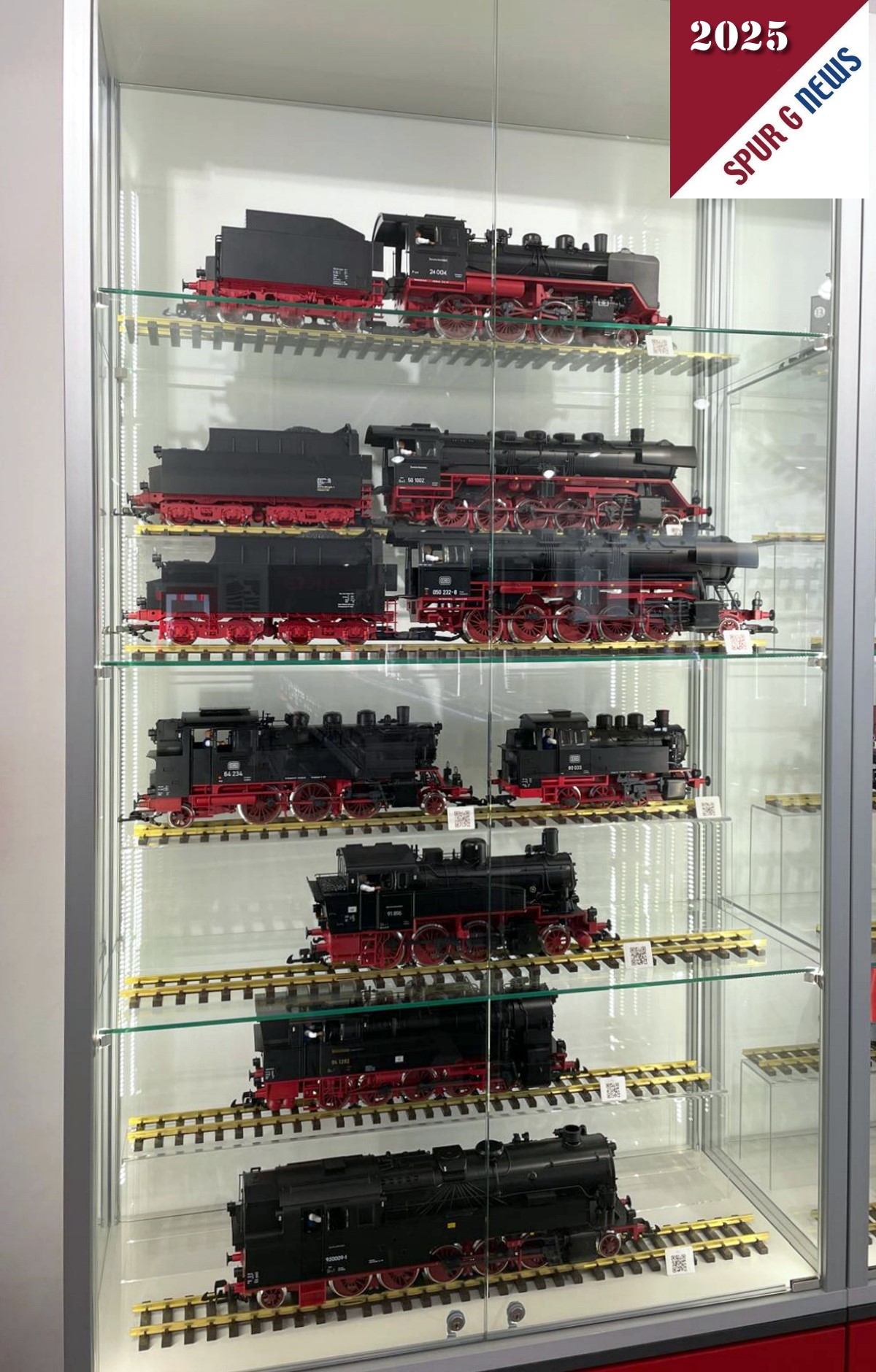 In den modernen und bestens beleuchteten Vitrinen im PIKO Flagshipstore konnten die Besucher die PIKO Lokomotiven verschiedener Bauarten im Original sehen. Hier die Vitrine mit den Dampfloks.