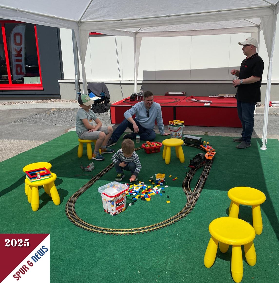 Vor dem PIKO Flagship Store war für spielende Kinder und erwachsene Modellbahner eine Spielwiese für Spur G und ein Pult für weitere Spurweiten am Jubiläumstag aufgebaut.