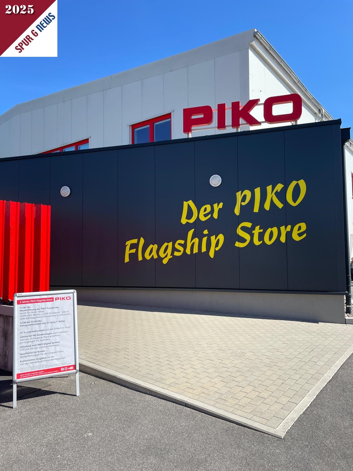 Bei herrlichem Frühlingswetter wurde im PIKO Flagship Store das zweijährige Jubiläum gefeiert. Viele Eisenbahnfreunde aller Spurweiten waren an diesem 10. Mai 2025 angereist. Es gab im zweite Wahl-Shop günstige PIKO G Wagen und Lokomotiven zu erstehen. Auch Neuheiten von 2025, wie z.B. der Zementsilowagen SODA der DB, waren günstig zu erstehen. Auf die Artikel im PIKO Flagship Store gab es nochmals 10% Nachlass.