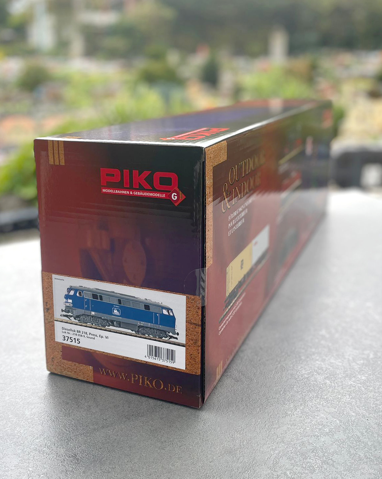 Vom Schutzkarton der Lieferfirma befreit kommt der Verpackungskarton der digitalen Diesellok BR 218 - Press - PIKO Art. Nr. 37515 zu Tage. 