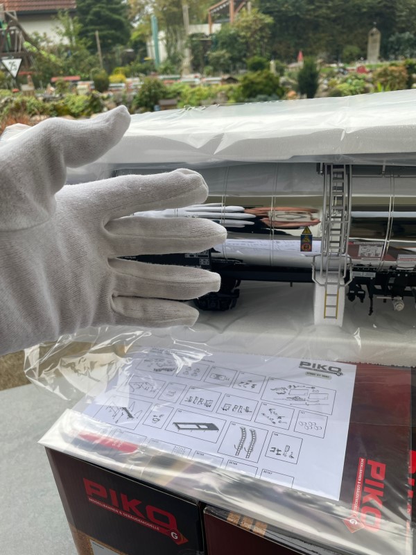 Wir haben die Hinweise gelesen, die Baumwollhandschuhe entnommen und den Wagen vorsichtig - schon alleine wegen der umfangreichen Zurstteile - aus der Styroporverpackung entnommen. 