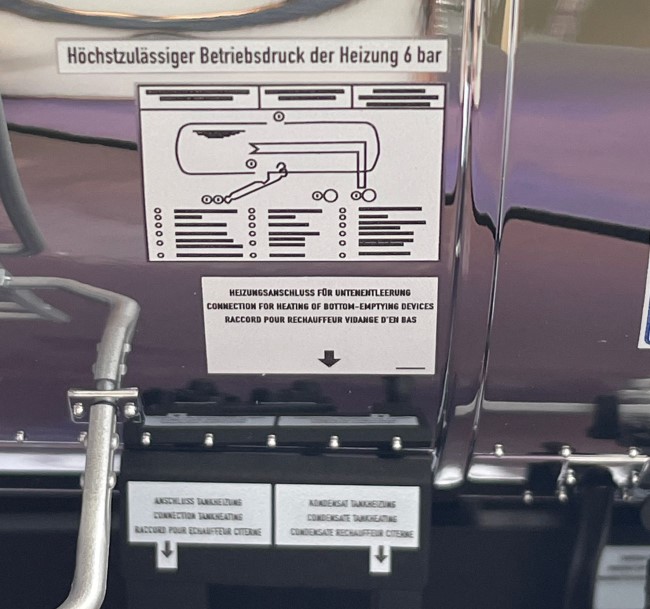 Hinweisschilder fr Betriebsdruck und Heizungsanschluss wurden mit einer Bebilderung ergnzt. Die Zeichnung und die Erklrung hierzu kann jedoch nicht gelesen werden. Das macht fr die Praxis auf der Gartenbahn keinen Abbruch. 