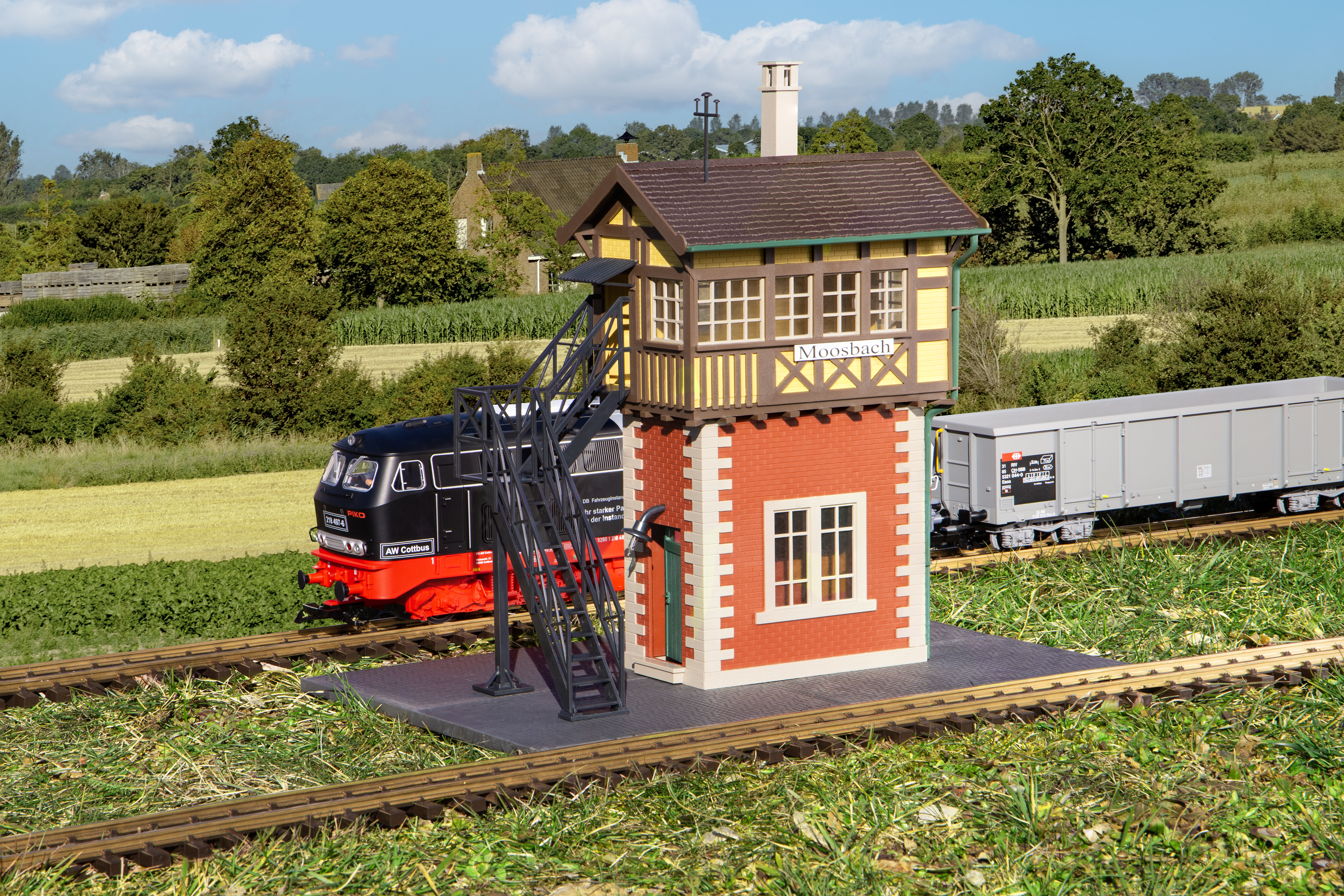 G Stellwerk Moosbach, Art. Nr. 65001 - Neuheit 2025: Mit farbenfrohem Ziegel-Fachwerk, fein gearbeiteter Treppe und historischem Charme bringt dieses Stellwerk das Flair vergangener Bahnzeiten in den Garten  ein liebevoll gestaltetes Detail fr authentische Szenen am Gleis.