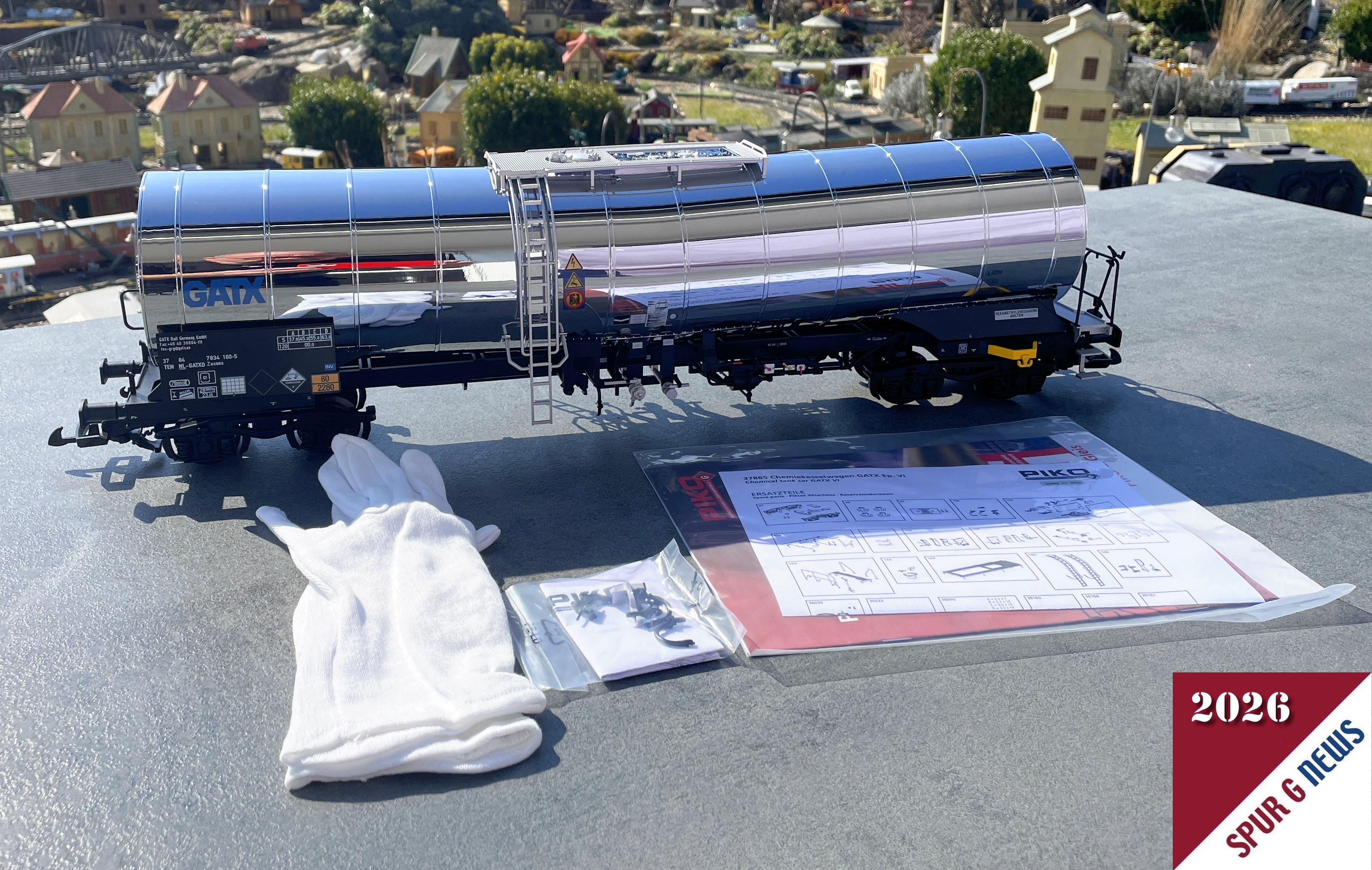 G Chemiekesselwagen GATX VI Art. Nummer 37865. Es fehlt nur noch das Gleisst�ck, dann w�re das Foto perfekt. Die Spiegelung auf der verchromten Seite ist auch auff�llig. Die Handschuhe, die Zur�stteile und die Anleitung mit Explosionszeichnung liegen dem Wagen bei. 