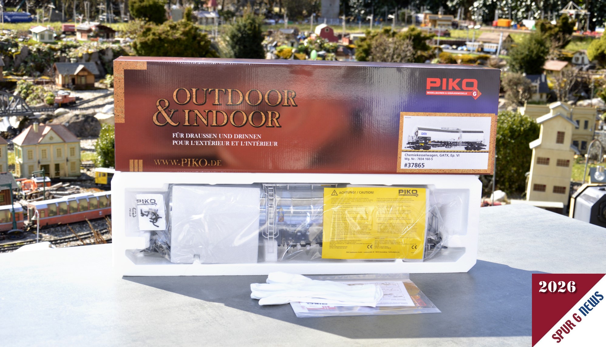 G Chemiekesselwagen GATX VI Art. Nummer 37865. Umverpackung entfernt. Gut verpackt sitzt der verchromte Chemiekesselwagen in der Styroporverpackung. Tipp: Beim herausnehmen der Styroporverpackung beide Seitenlaschen �ffnen und mit leichtem Druck den Innenkarton durchschieben. Nicht ziehen, denn sonst kann die Lasche abbrechen. 