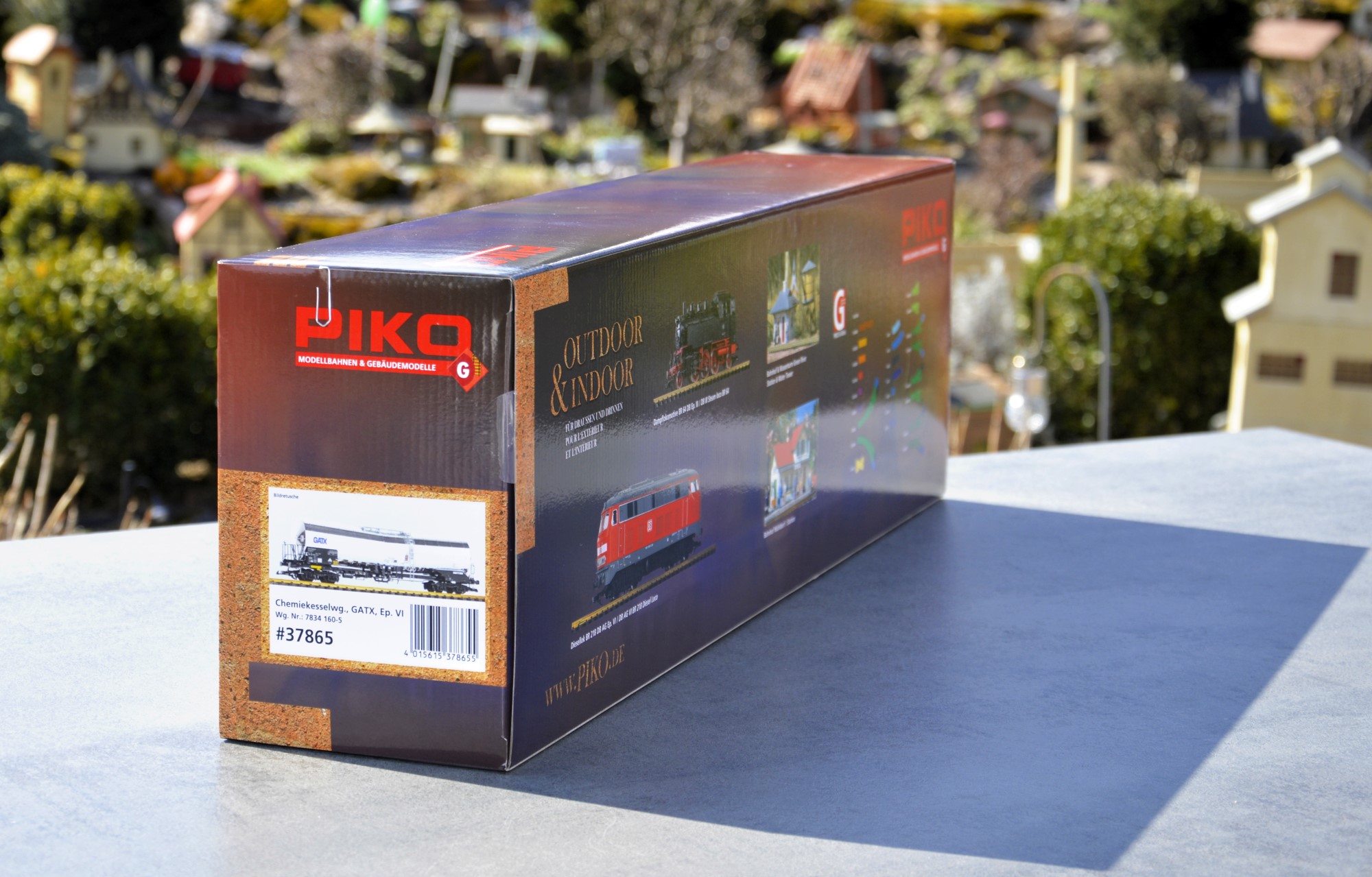 G Chemiekesselwagen GATX VI Art. Nummer 37865. Seitenansicht der Verpackung mit Artikelschild. Leider habe ich vergessen die B�roklammer zu entfernen. An dieser war mein Abholschein befestigt.