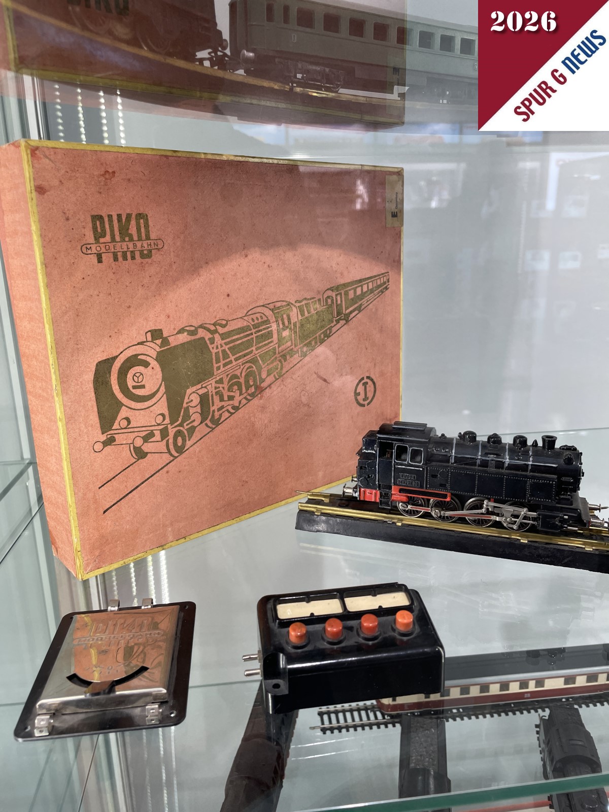 Im PIKO Flagshipstore sind neben den Artikeln die im Handel erh�ltlich sind auch noch Auszeichnungen - wie das goldene Gleis - zu sehen. Wir haben hier die Museumsst�cke abgelichtet. Von der Verpackung �ber eine Metalldampflok sind noch ein flacher Handregler und ein Stellpult ausgestellt. 