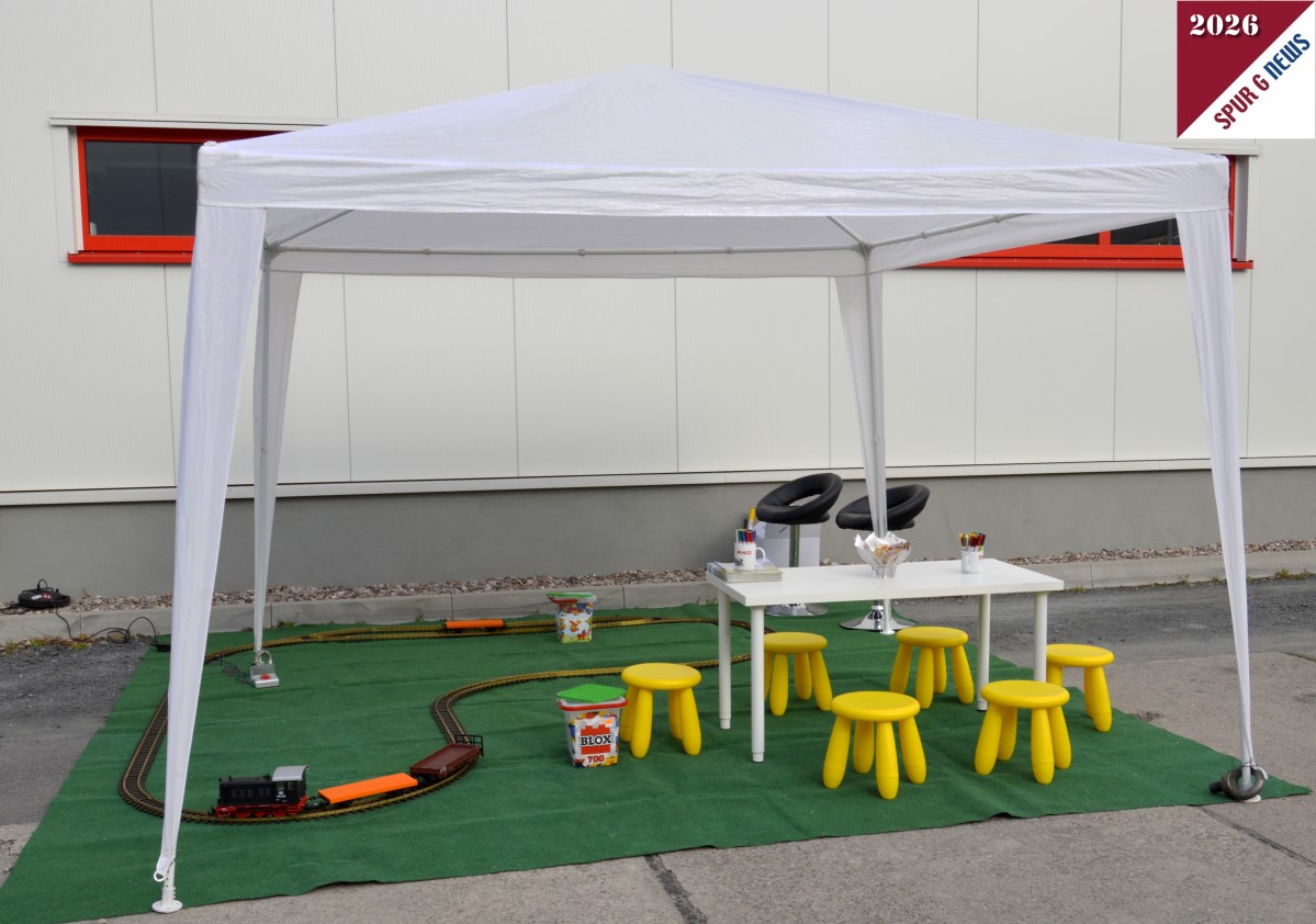 Die Kinderspielecke mit einer Gleisschleife und einem Zug, gezogen von einer Diesellok, war im Au�enbereich aufgebaut. Hier konnten die Kinder auch den eigenen Wagen bemalen. 