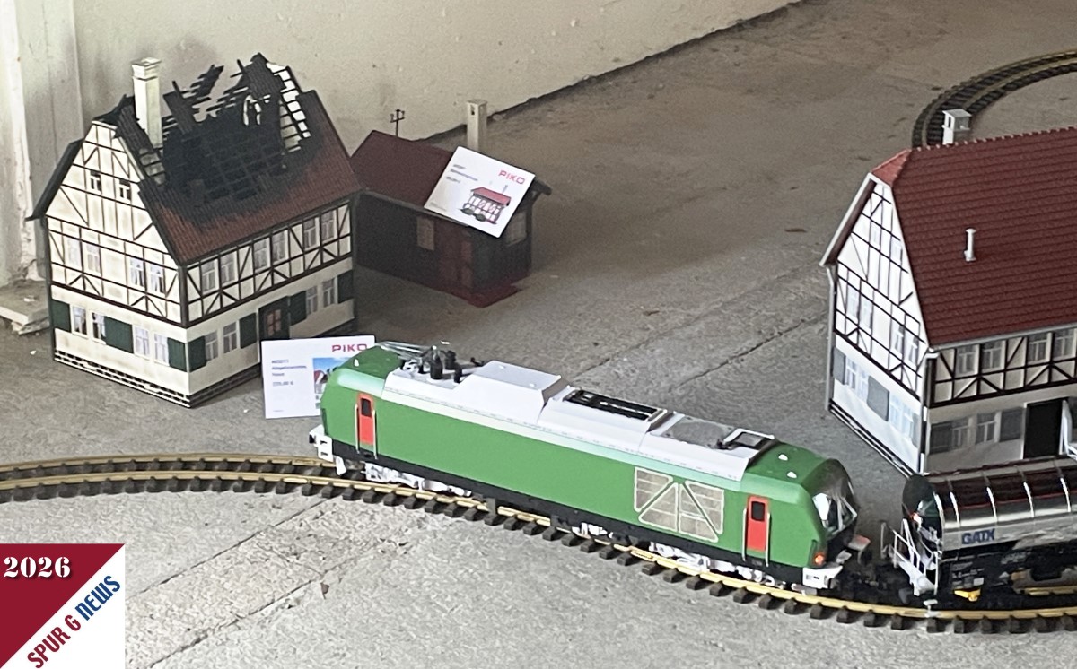 Im Nebenraum der 2. Wahl Angebotsfl�che hat munter die Neuheit 2026 von PIKO mit dem neuen Chemiekesselwagen die Runden gedreht. Vorbei an den H�usern, die auch als Neuheit 2026 vorgestellt wurden. Dauert nicht mehr lange bis die Ware in den Fachhandel kommt. 