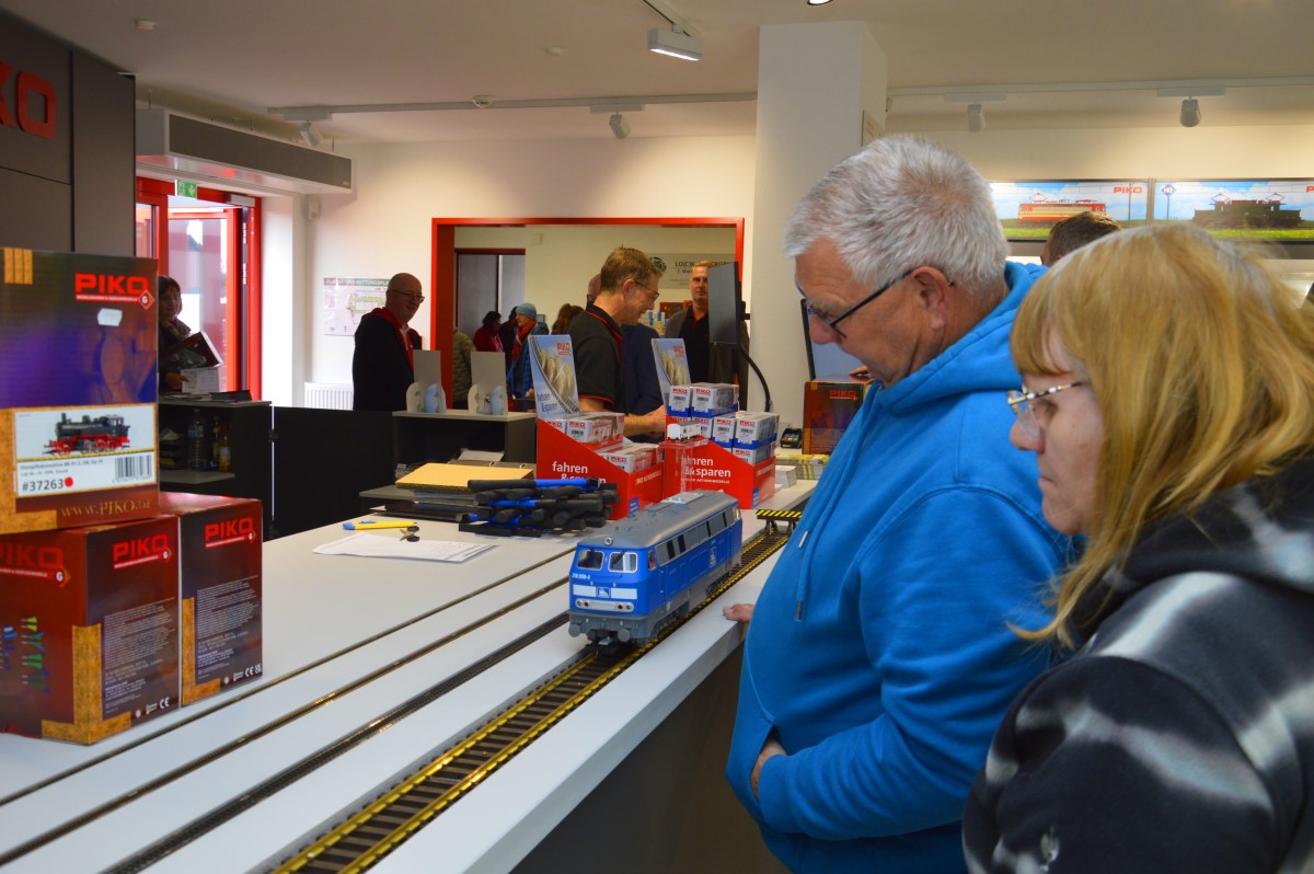 Bevor die Lok, ob in N, TT, H0 oder wie hier in Spur G den Interessenten zum K�ufer macht, wird diese mit allen Funktionen getestet. War hier ganz sch�n laut! 