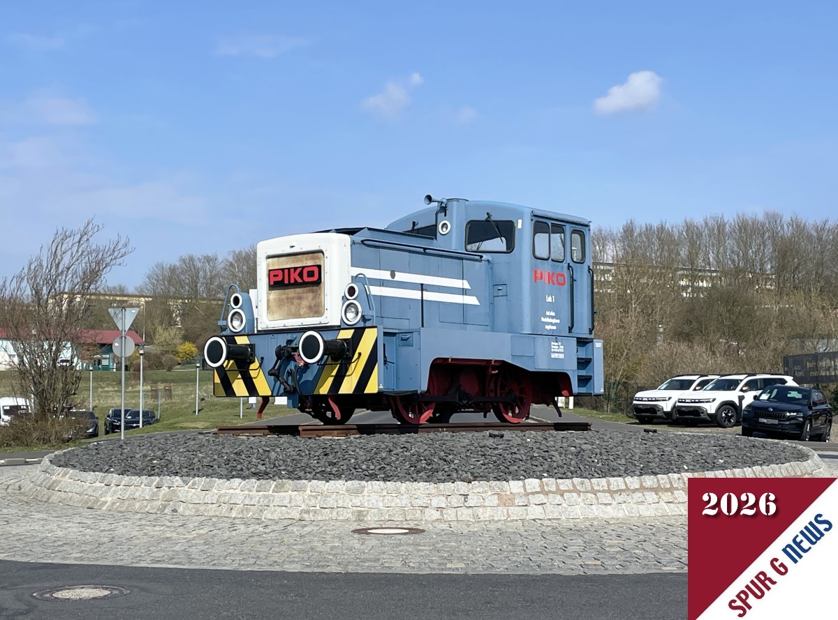 Auf dem Verkehrs-Kreisel n�he der PIKO Manufaktur ist die PIKO LOK 1 im Original zu bestaunen. 