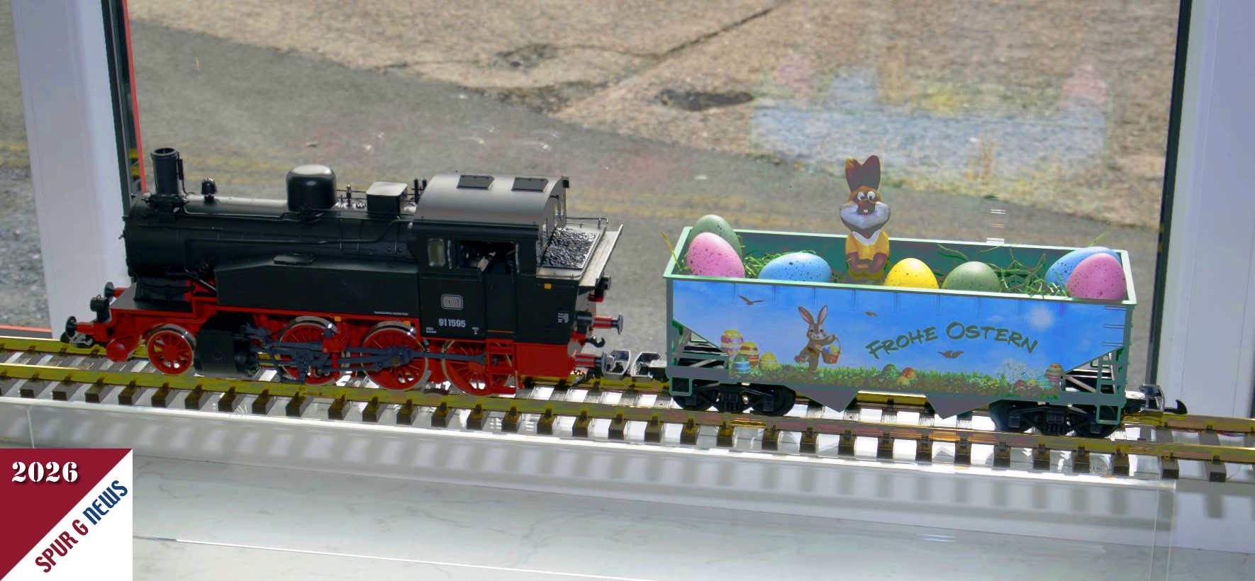 Da die Osterfeiertage sich n�hern wurde zum Start der Gartenbahnsaison auf der Pendelanlage im Schaufenster eine Dampflok mit dem Sch�ttgutwagen "Frohe Ostern"  gezeigt.