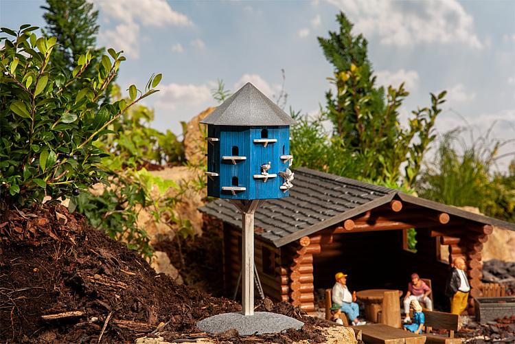 Art. Nr. 333161 Taubenhaus: Blaues Taubenhaus mit weien Flugbrettern und bogenfrmigen Fluglchern fr die Tauben. Passend zum Taubenhaus liegen dem Bausatz Taubenfiguren bei.