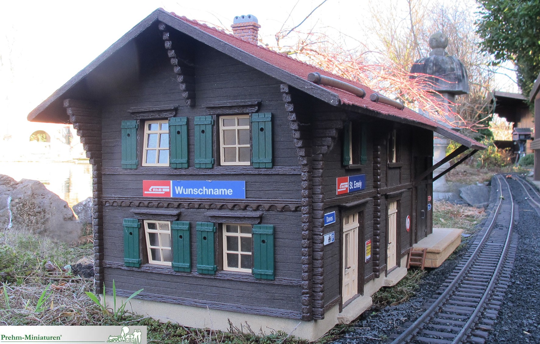 RhB Bahnhof "Wiesen" neues Modell von Prehm Miniaturen. Das Besondere am Bahnhof St. Emely ist der Wunschname. Bei einer Bestellung werden Wnsche bercksichtigt, so dass der Wunschname gleich mitgeliefert wird und das kostenlos.