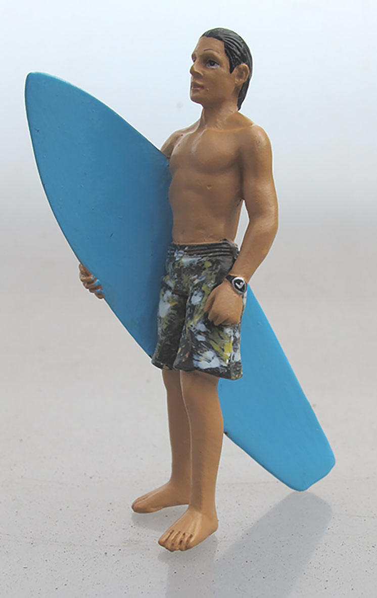 Surfer mit Wellenbrett, Bermuda Shorts und einer Uhr am Handgelenk wird auch am Eisbach in Mnchen im Sommer gesehen. 
