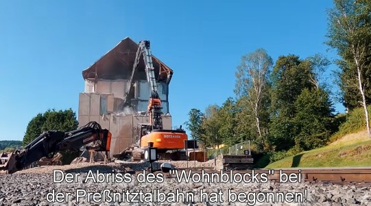 Der Abriss des "Wohnblocks" bei der Pre�nitztalbahn hat begonnen! 