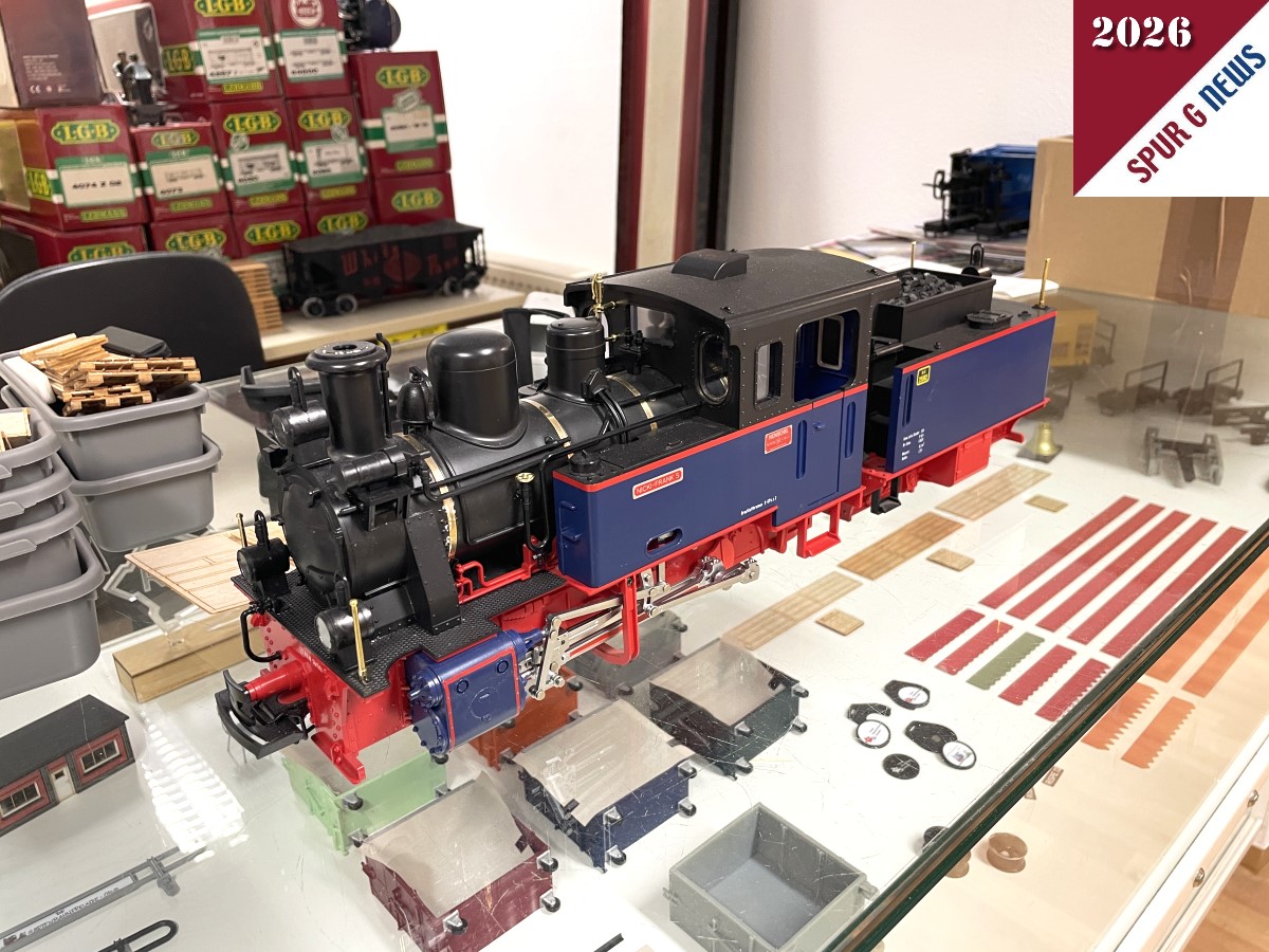 Bereit zum Umbau, Alterung und Verfeinerung stand auf den Schauauslagen im RaabModellbauStudio die LGB Lok Art. Nr. 24266_DKBM_Aquarius bereit. Hier wurden bereits neue Lampengl�ser mit feinen Zierringen und LED Beleuchtung eingesetzt. Nun kommt noch der bewegliche Lokf�hrer in F�hrerhaus und die Alterung mit Farbe gibt der Lok ein "neues" - "altes" Aussehen. 