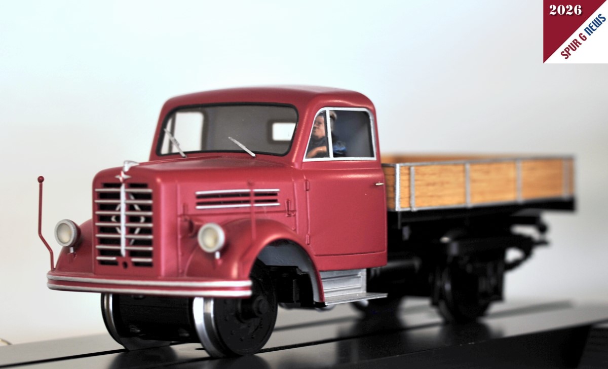 Der Eigenbau Schienen LKW aus dem RaabModellbauStudio wird mit Fahrer "Horst Raab" ausgeliefert. Digital mit Sound ist hier schon eingebaut. 