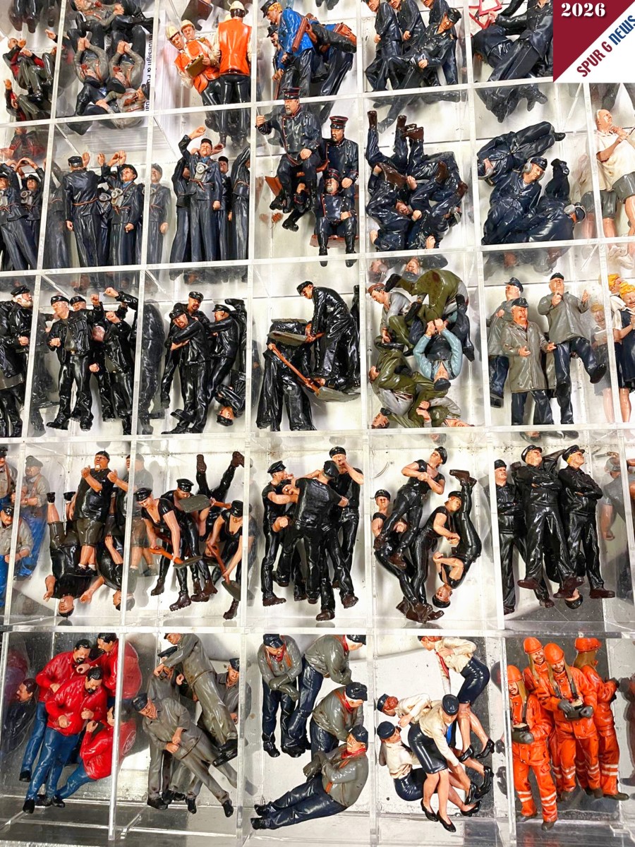 Thomas Hildebrand und seine liebe Frau haben auch den Volker Bauer - figurendesign Volker Bauer - mit vielen fertigen Figuren auf der Neuheitenvorstellung vertreten. Ob Lokführer, Bahnpersonal, Nicole für die FAUR oder die vielen Fotografen, alles konnte gekauft und mitgenommen werden.