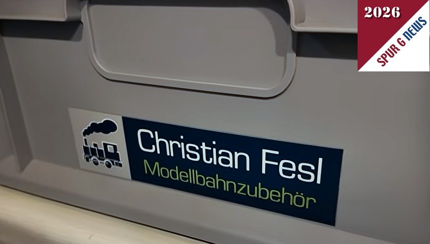 Wer vor diesen Transportbehältern steht hat die große Auswahl an Modellbahnzubehör für verschiedene Lokomotiven oder Wagen. Auch Zubehörteile für Bahnhöfe oder am Gleis gibt es bei Christian Fesl. Klicken Sie auf das Bild und Sie gelangen direkt zum Shop mit weiteren Artikel.
