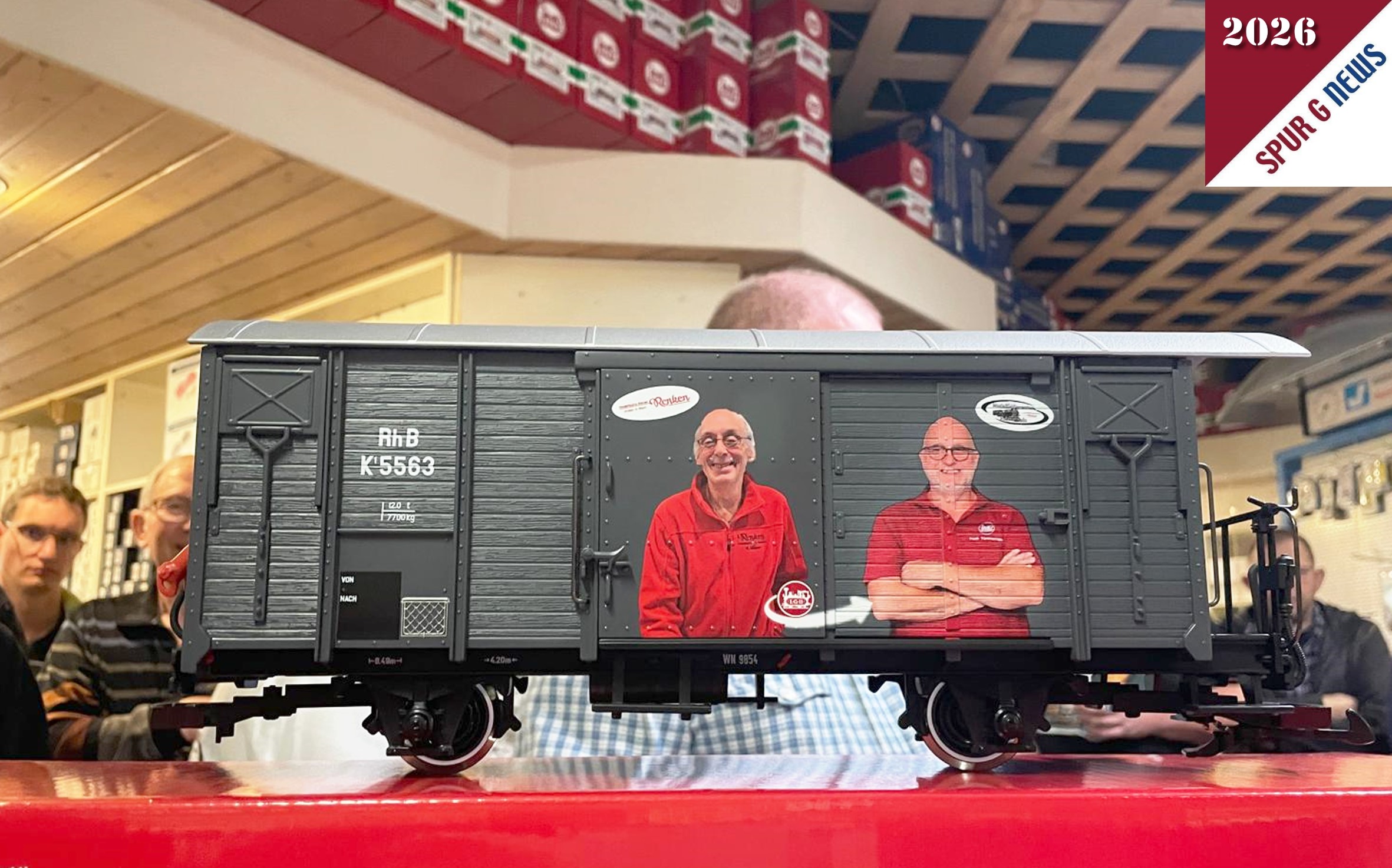 Für den Wechsel von Modellbahn-Atelier Renken, Inh. Andreas Meyer auf Modellbahn-Atelier Niederrhein Verantwortlich: Frank Tümmermann, gab es aus den Händen von Wolfrad Bächle einen LGB Wagen RhB K 5563 mit der speziellen Bedruckung. Es gibt nur zwei dieser Wagen von LGB! Hier die Seite mit der Übergabe von LGB an Frank Tümmermann.