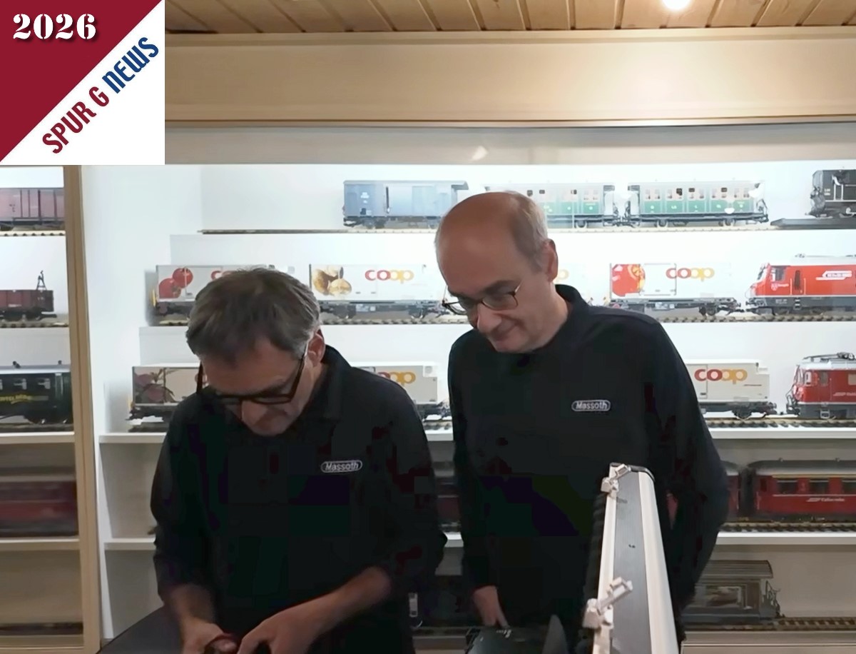 Massoth war mit einem Stand und vielen Produkten und Neuheiten vor Ort. Norbert Rosch (links im Bild) und Frank Nöller (rechts im Bild) erklärten die Neuheiten und das Servicemodul, machten kleine Einstellungen an Lokomotiven und hatten auch eine neue Beleuchtung für einen RhB Personenwagen dabei.