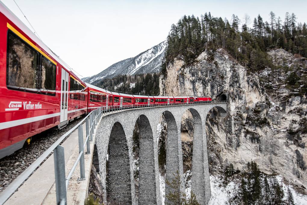 Der AGZ (Albula-Glieder-Zug) auch schon auf dem Landwasserviadukt bei Probefahrten seit Februar 2016 unterwegs.
