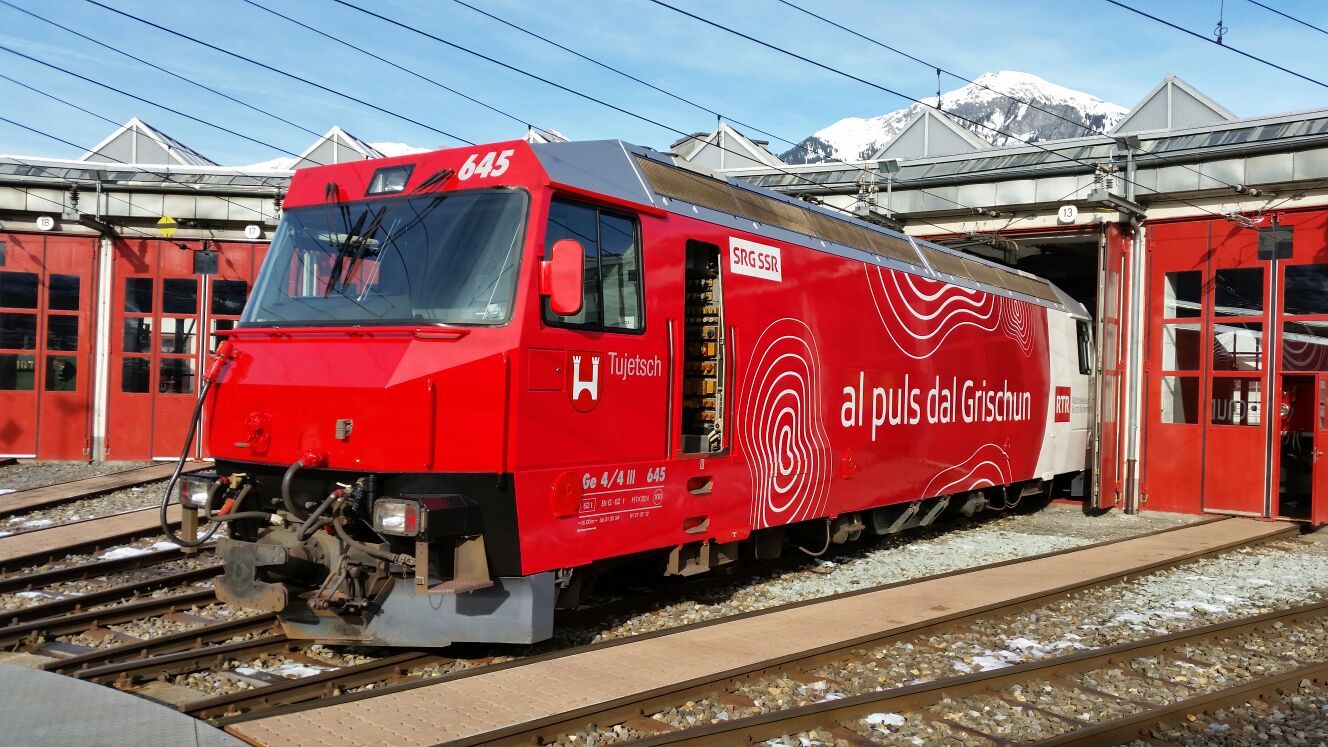 Die Lokomotive Ge 4/4 III Nr. 645 war ja bereits mit der Werbung des Radio und Fernsehsender der Schweiz unterwegs. 