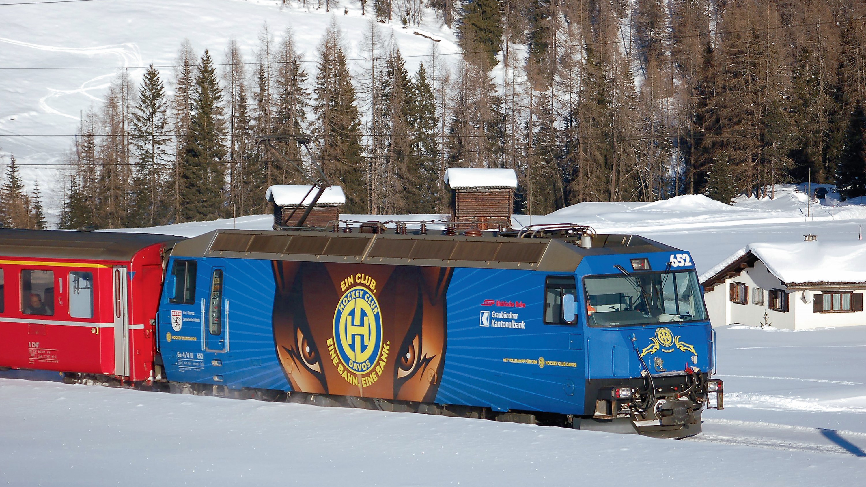 RhB Ge 4/4 III - Lok 652 - mit der Werbung für den Eishokey Club HCDavos. 