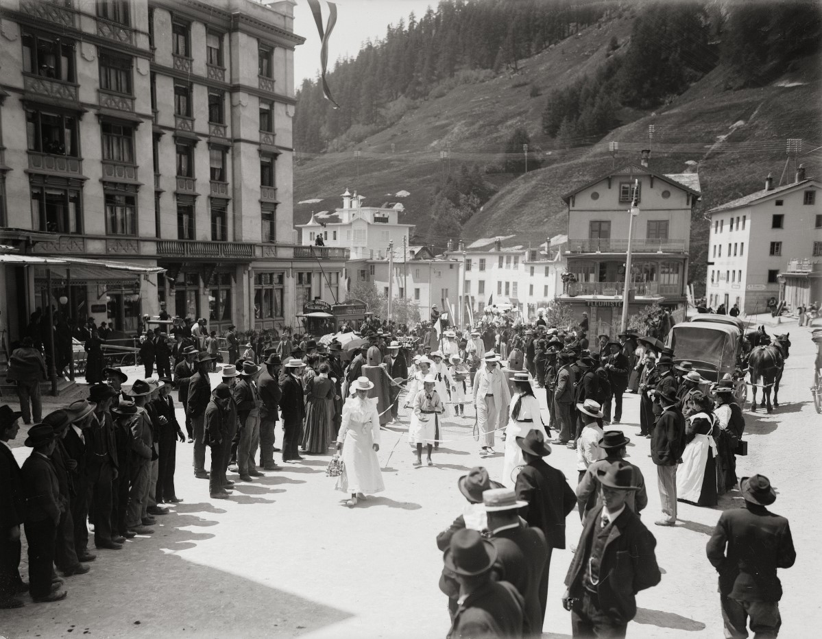 Am 10. Juli 1904  vor bald 120 Jahren  feierte man in St. Moritz die Ankunft des ersten Zuges. Was 1889 als Idee einiger Bndner Bahnpioniere begann, ist heute eine unverzichtbare Verbindung zwischen malerischen Orten im schweizerischen Hochgebirge: das 385 Kilometer lange Streckennetz der RhB. 