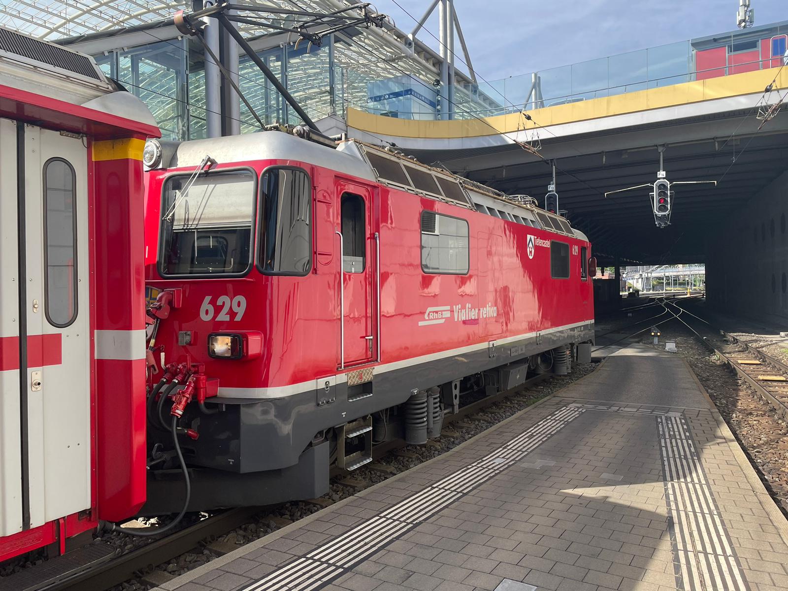 Gezogen wurde der Sonderzug von eine Ge 4/4 II Nr. 629 "Tiefencastel" an dem herrlichen Frhsommertag. Die Fahrt ging dann ber Reichenau, Thusis, Tiefencastel, das Landwasserviadukt nach Filisur. Bevor die Stationen Preda und Spinas als Endziel erricht wurden ging es von Bergn ab den spektakulren Albulapass mit den Viadukten, Kehrschleifen und Tunnels hinauf. 