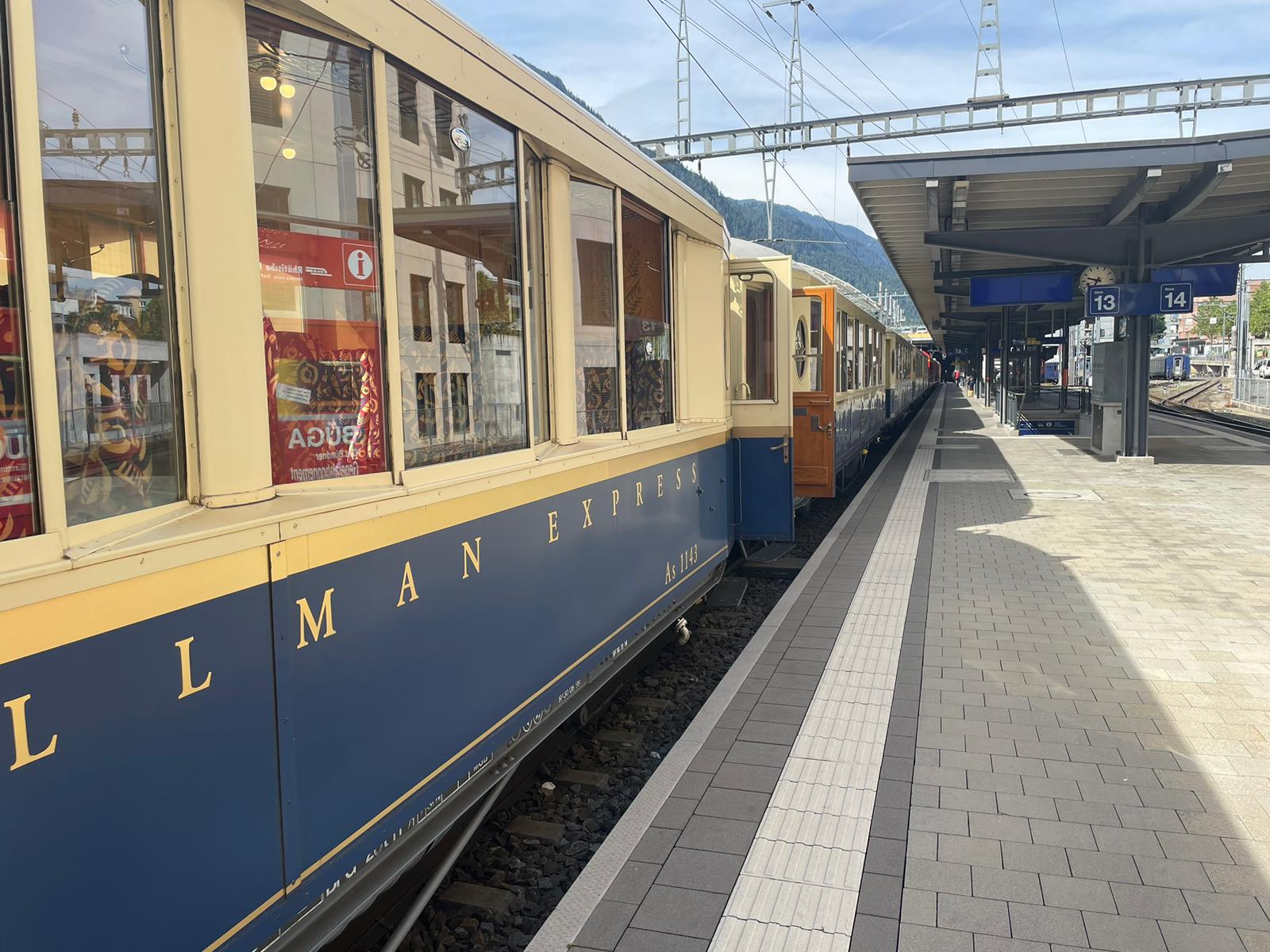 Die geladenen Gste zur Tunnelerffnung - nebst Journalisten - konnten mit einem Sonderzug von Chur nach Preda bzw. Spina fahren. Der Zug bestand aus 1 und 2. Klasse Einheitswagen sowie 5 Pullmann Express Reisezugwagen in Creme-Blau. 