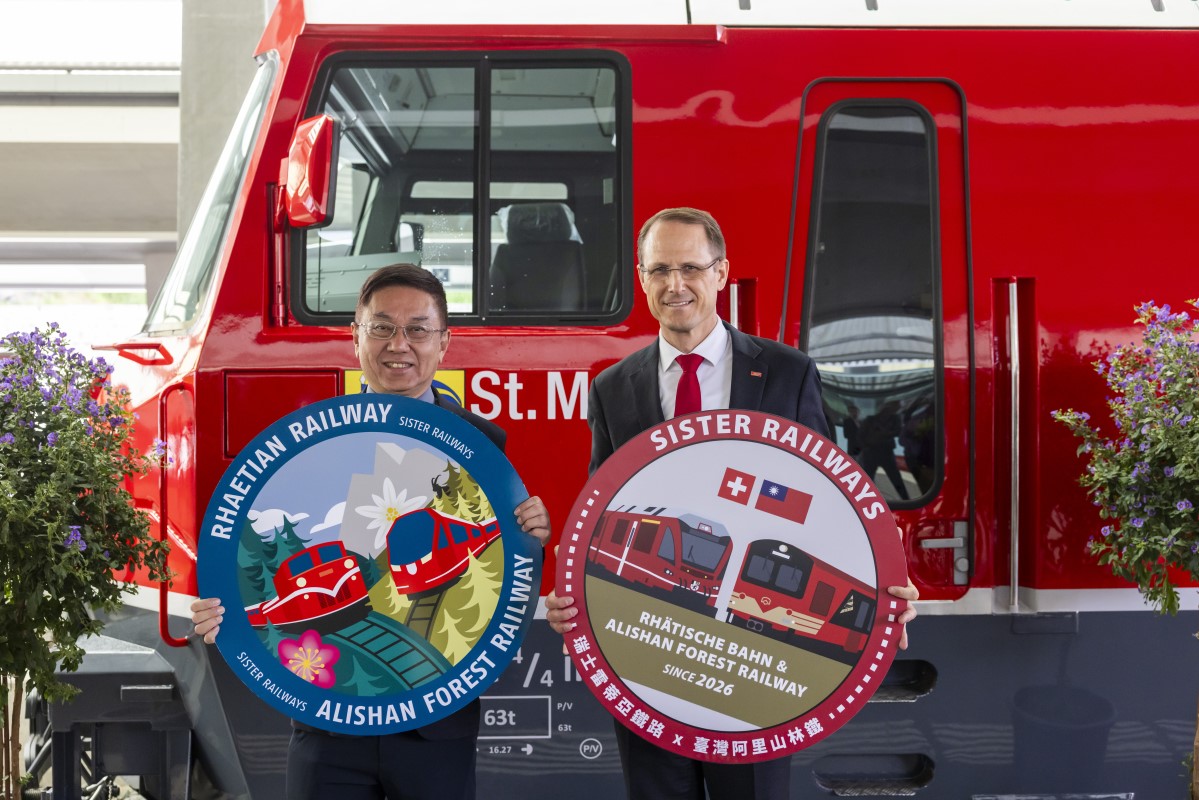 Nach der Urkundenunterzeichnung wurde zu Ehren der neuen Partnerschaft am Bahnhof St. Moritz die erneuerte Lokomotive Ge 4/4 III (BoBo III) 653 auf den Namen �St. Moritz� getauft. Als Taufpaten amteten der �General Director of Forestry and Nature Conservation Agency� Taiwans, Dr. Hwa-Ching Lin, und der St. Moritzer Gemeindepr�sident Christian Jott Jenny (siehe Bild oben).