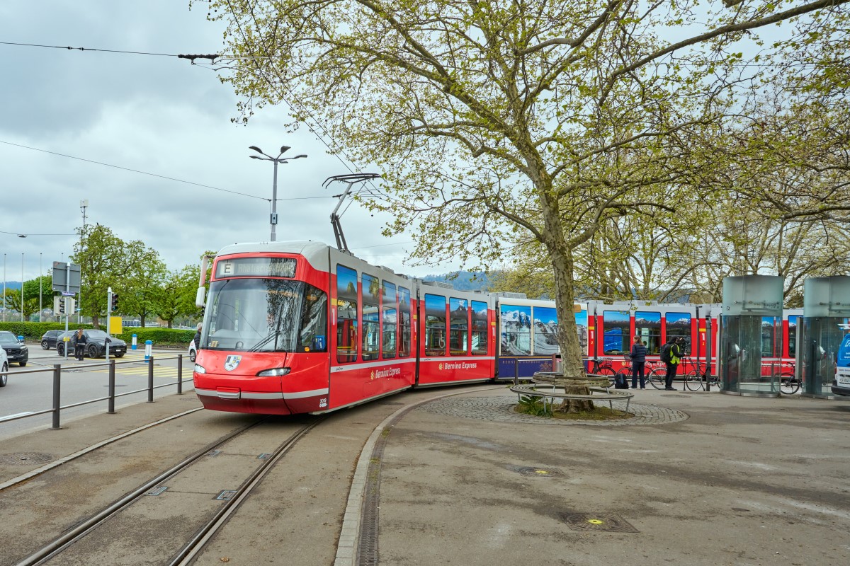 Die Tram der BVZ in Z�rich am Bellevue im Kleid des RhB Capricorns mit einem besonderen Mittelwagen. Hier werden die Graub�ndner Berge durch Z�rich publik gemacht. 