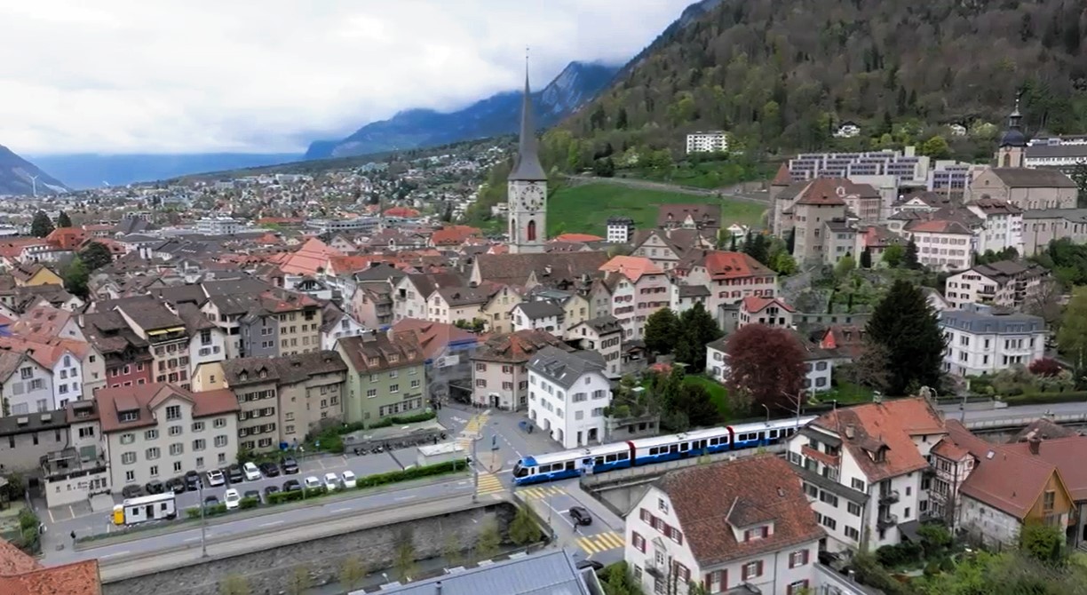 Video: Der blau-weiße RhB-Capricorn Nr. 3165 in Chur am Lindenquai. Strecke von Chur nach AROSA und zurück. Sonderlackierung 2026 zum Zürcher Sechseläuten 2026 (SÄCHSILÜÜTE). Quelle: RhB. Pixxio Media